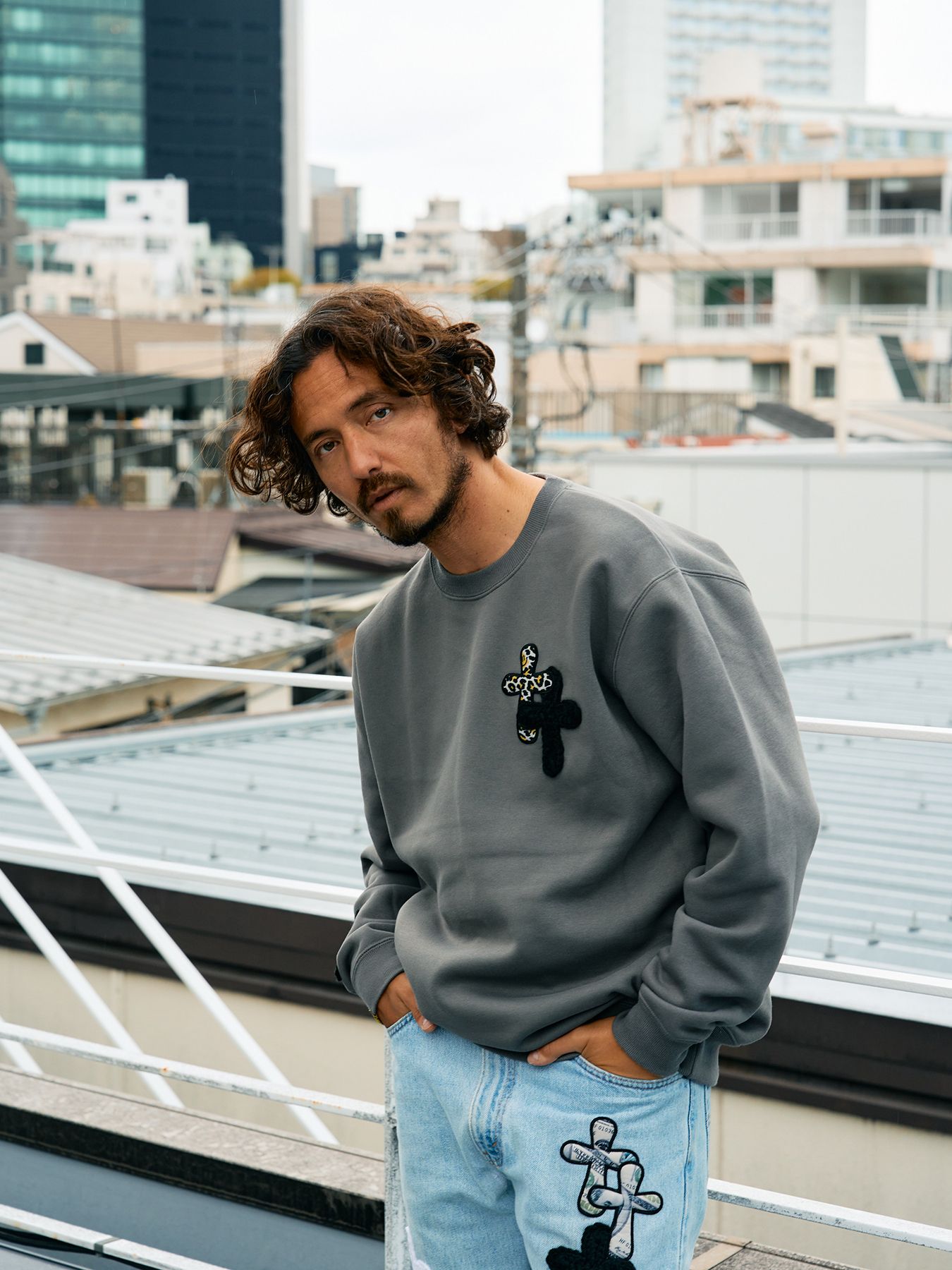 【予約品 5月8日(木) AM10時 締切】 TC裏毛起毛 ロゴクロス発泡プリント&クロスパッチワーク スウェットシャツ / チャコールグレー