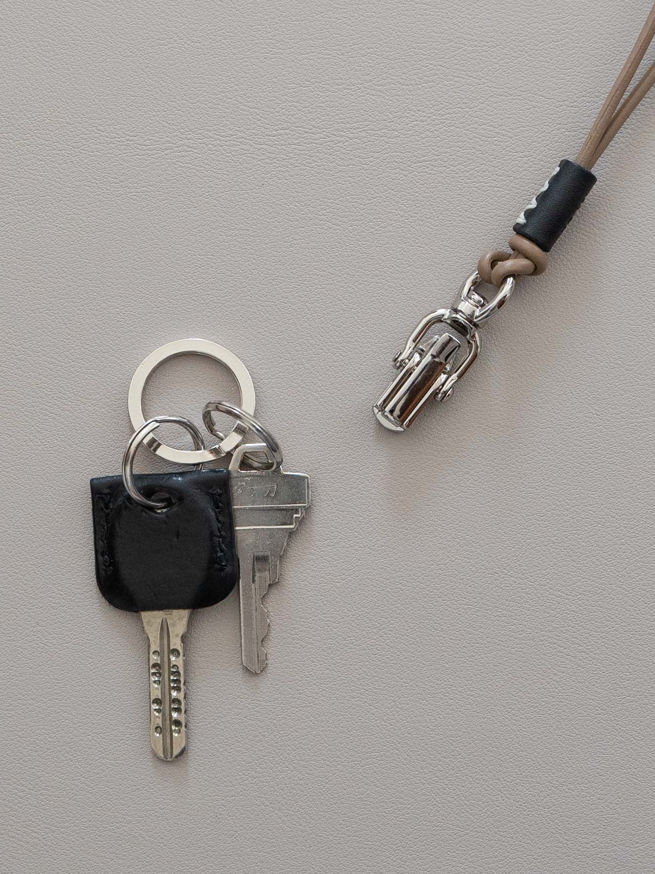 《予約品》 CLIP LEATHER STRAP / クリップ式ネックストラップ / キャメル 【Iroquois.SENTI】