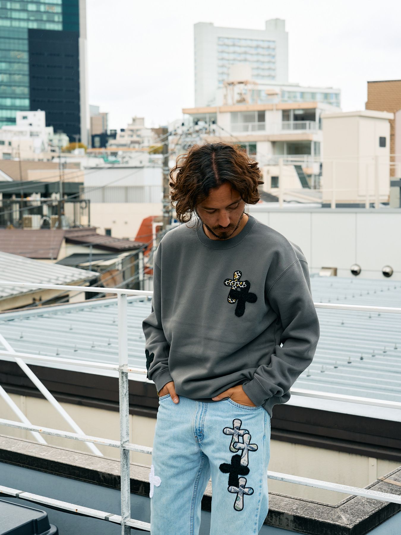 【予約品 5月8日(木) AM10時 締切】 TC裏毛起毛 ロゴクロス発泡プリント&クロスパッチワーク スウェットシャツ / チャコールグレー