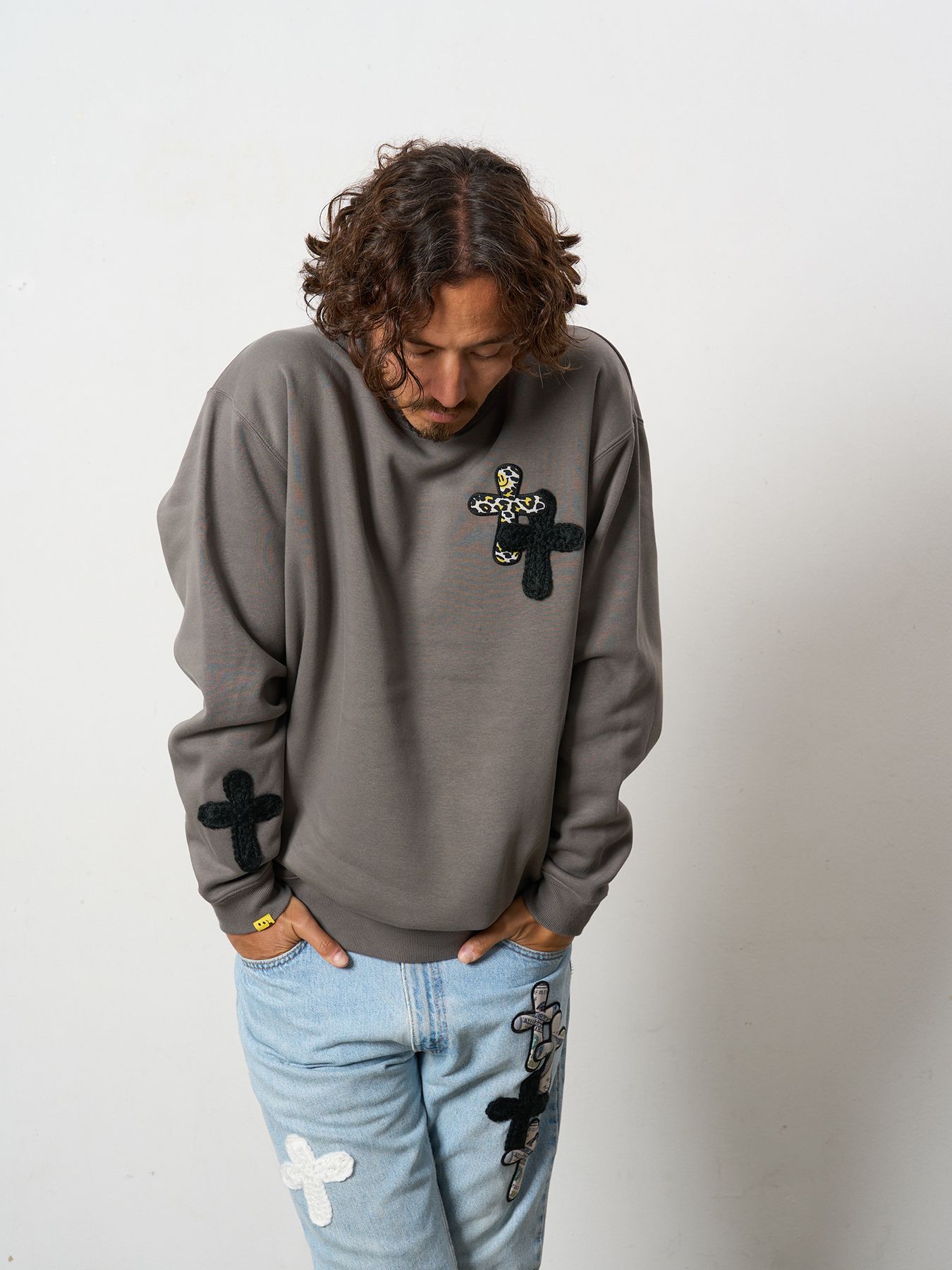 【予約品 5月8日(木) AM10時 締切】 TC裏毛起毛 ロゴクロス発泡プリント&クロスパッチワーク スウェットシャツ / チャコールグレー