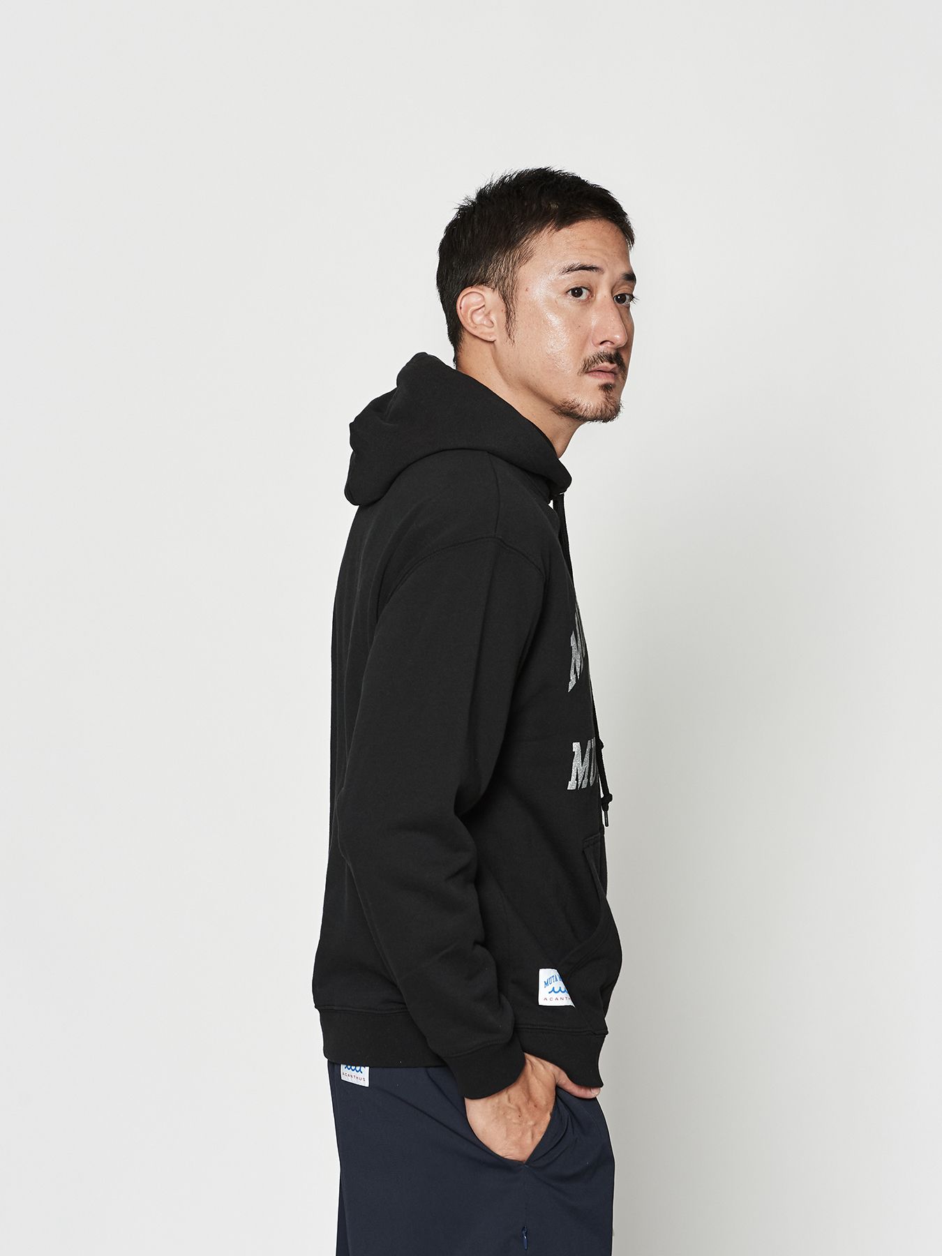 【予約品 10月9日(木) 締切】muta College Logo Hooded Sweatshirt / パーカー / ブラック【Acanthus × muta MARINE】
