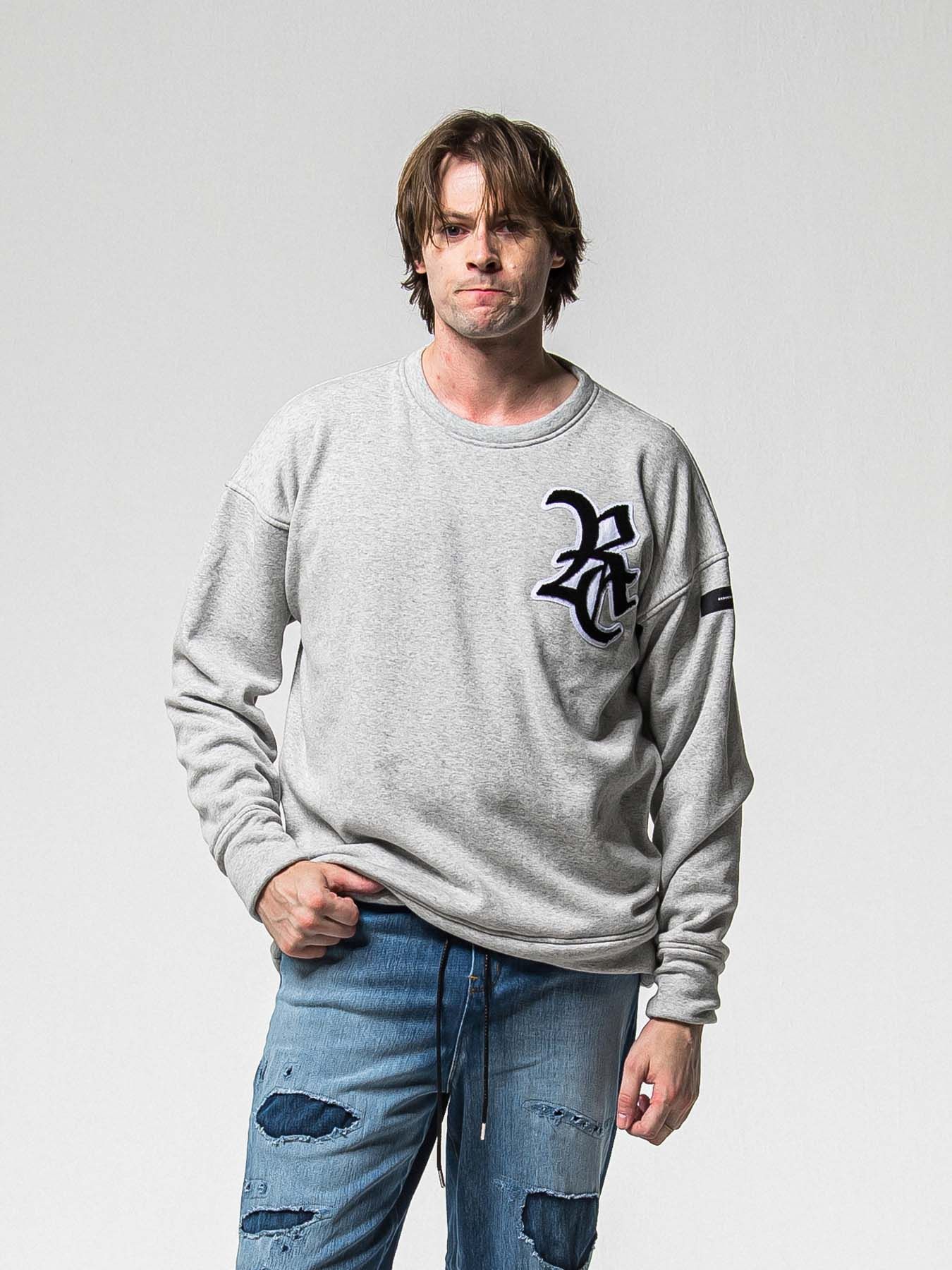 【予約品 8月31日(日) 締切】RC CHENILLE VELOURS FLEECE DROP TRAINER / RCサガラ刺繍ワッペン ベロアフリース ドロップショルダートレーナー / グレー