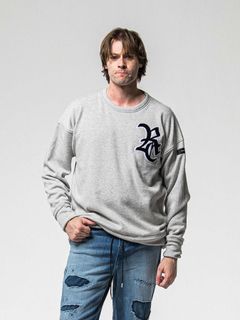 【予約品 8月31日(日) 締切】RC CHENILLE VELOURS FLEECE DROP TRAINER / RCサガラ刺繍ワッペン ベロアフリース ドロップショルダートレーナー / グレー