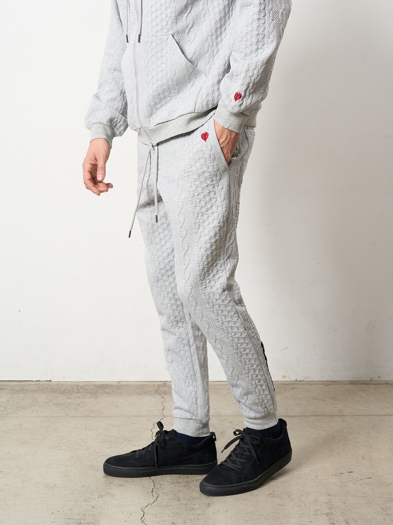 【予約品 5月8日(木) AM10時 締切】 ケーブルジャガードダブルフェイス サガラ刺繍リブパンツ / M.グレー