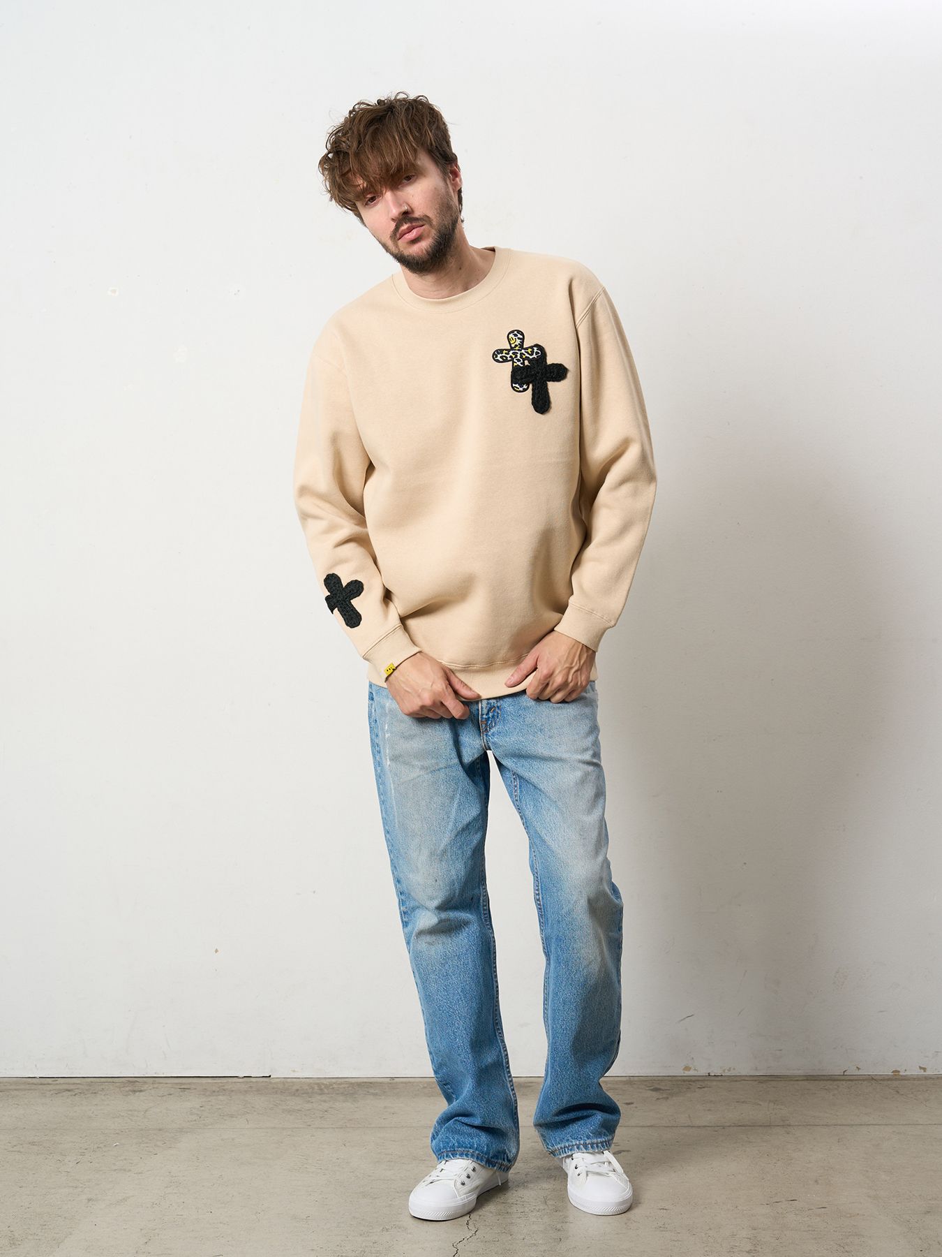 【予約品 5月8日(木) AM10時 締切】 TC裏毛起毛 ロゴクロス発泡プリント&クロスパッチワーク スウェットシャツ / ベージュ