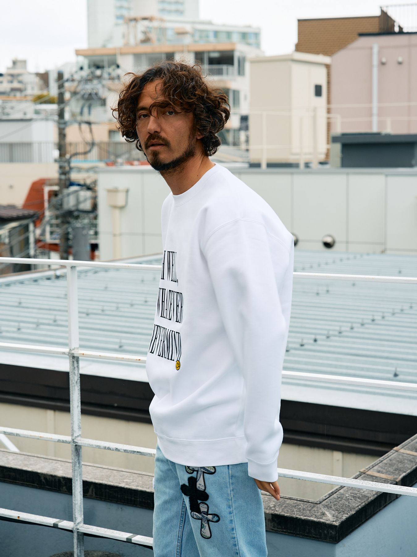 【予約品 5月8日(木) AM10時 締切】 TC裏毛起毛 リリックプリント&カートベアボアパッチワーク スウェットシャツ / ホワイト