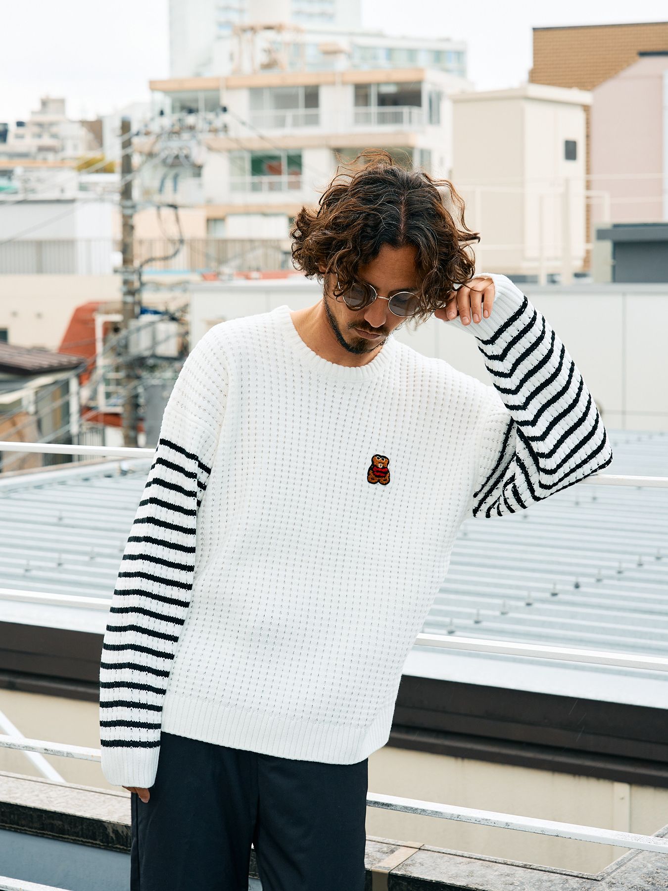 【予約品 5月8日(木) AM10時 締切】 アクリルバルキービックワッフルボーダーカートベアワッペン ワイドシルエットプルオーバー / ホワイト