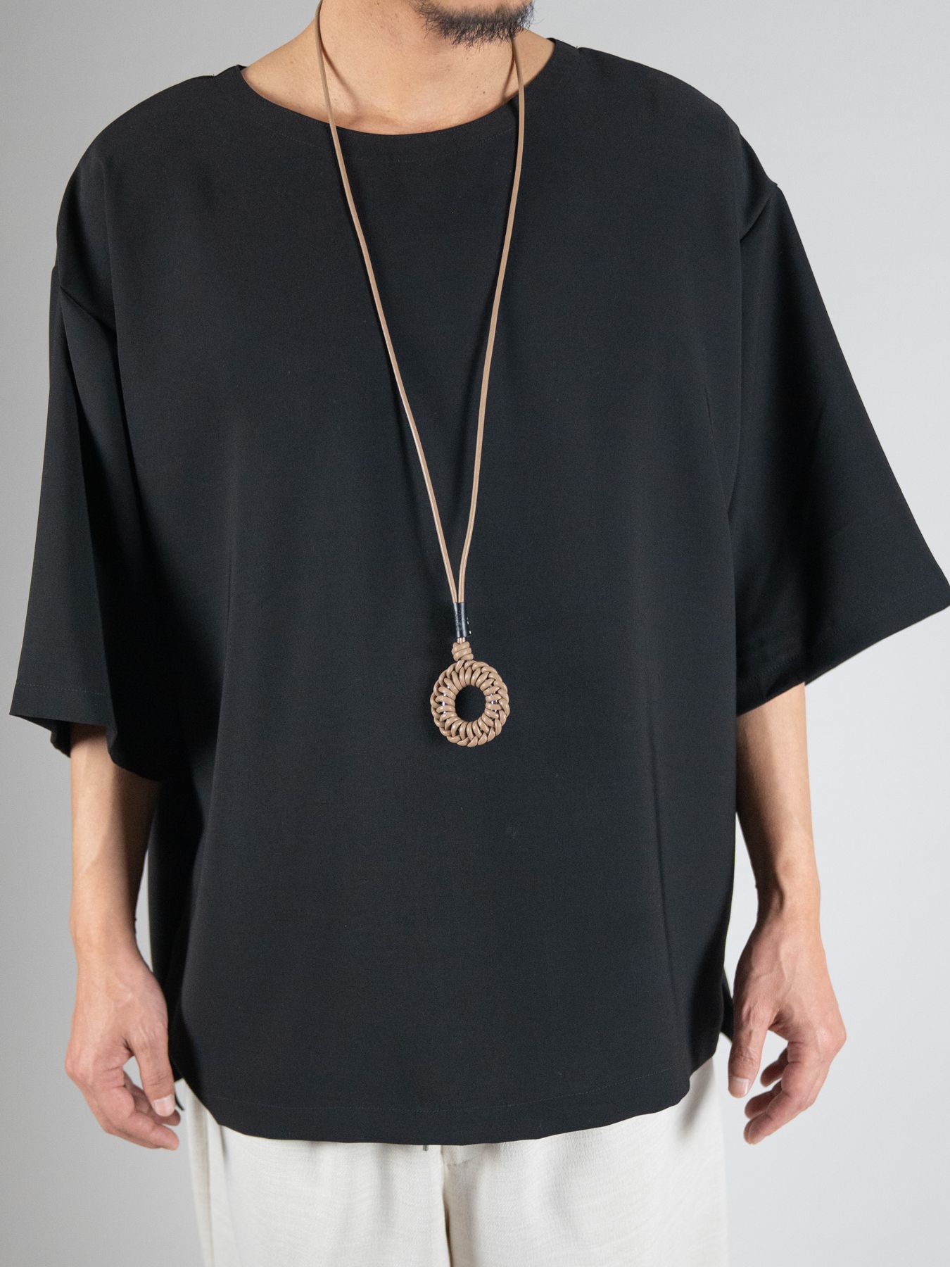 《予約品》 LEATHER BRAID CIRCLE NECKLACE / ネックレス / キャメル 【Iroquois.SENTI】