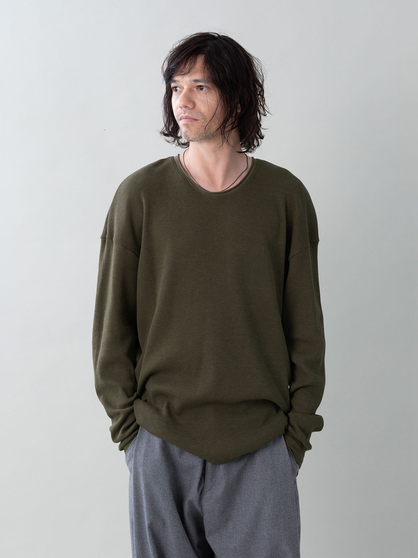 【予約品 5月27日(水) 締切】WOOLTHERMAL-TEE print / ロゴプリント ローリングネックTシャツ / オリーブ