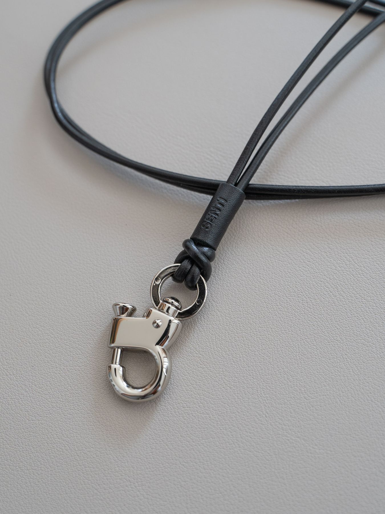 《予約品》 PULL UP LEATHER STRAP / ネックストラップ / ブラック 【Iroquois.SENTI】