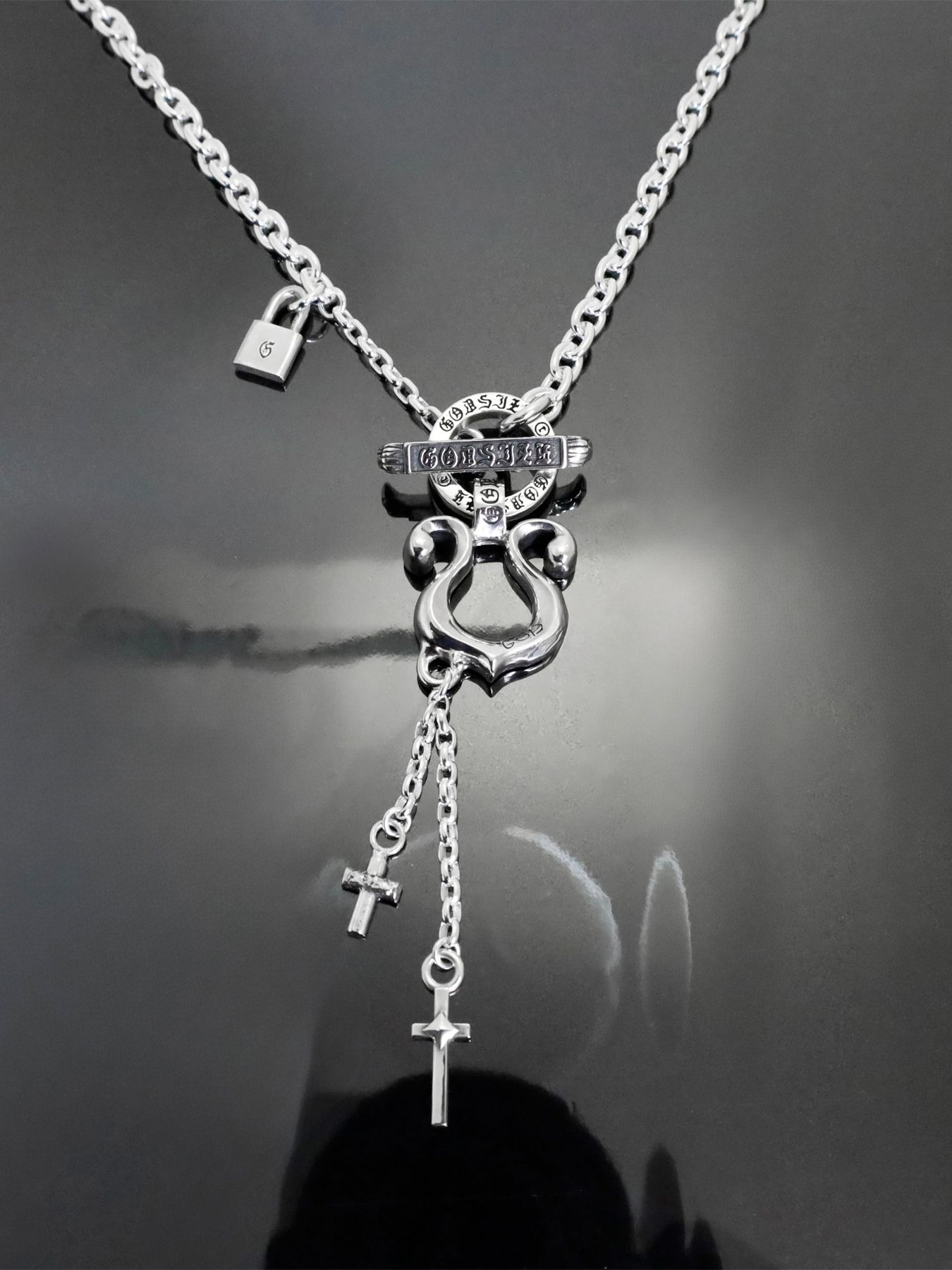 《受注生産》RHYTHMIC HORSESHOE LARGE with CROSSES T-BAR NECKLACE / リズミックホースシュー・L ウィズ クロス Tバー ネックレス / 注文から2～3週間後入荷予定