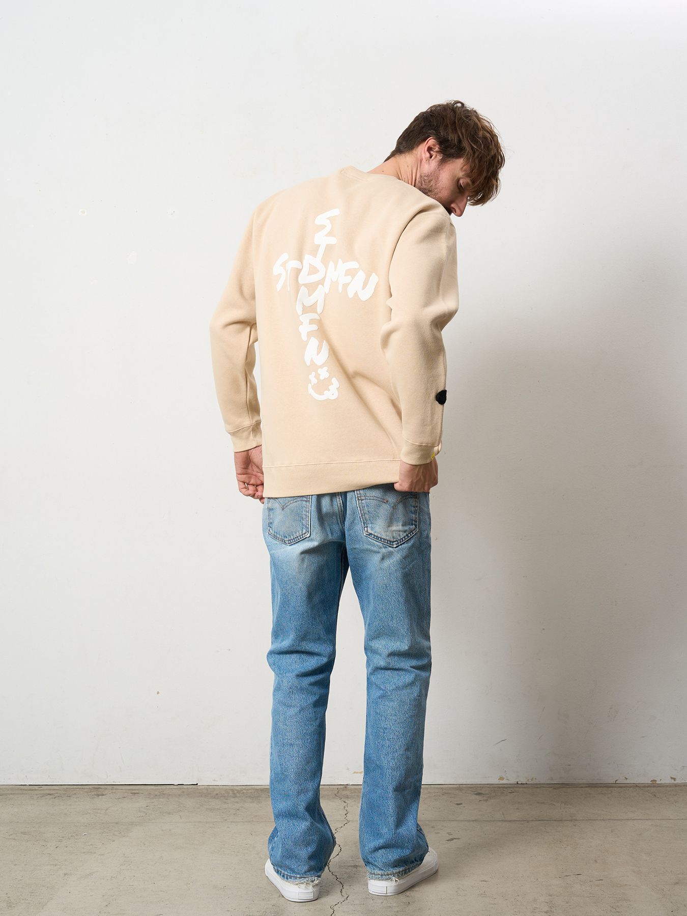 【予約品 5月8日(木) AM10時 締切】 TC裏毛起毛 ロゴクロス発泡プリント&クロスパッチワーク スウェットシャツ / ベージュ