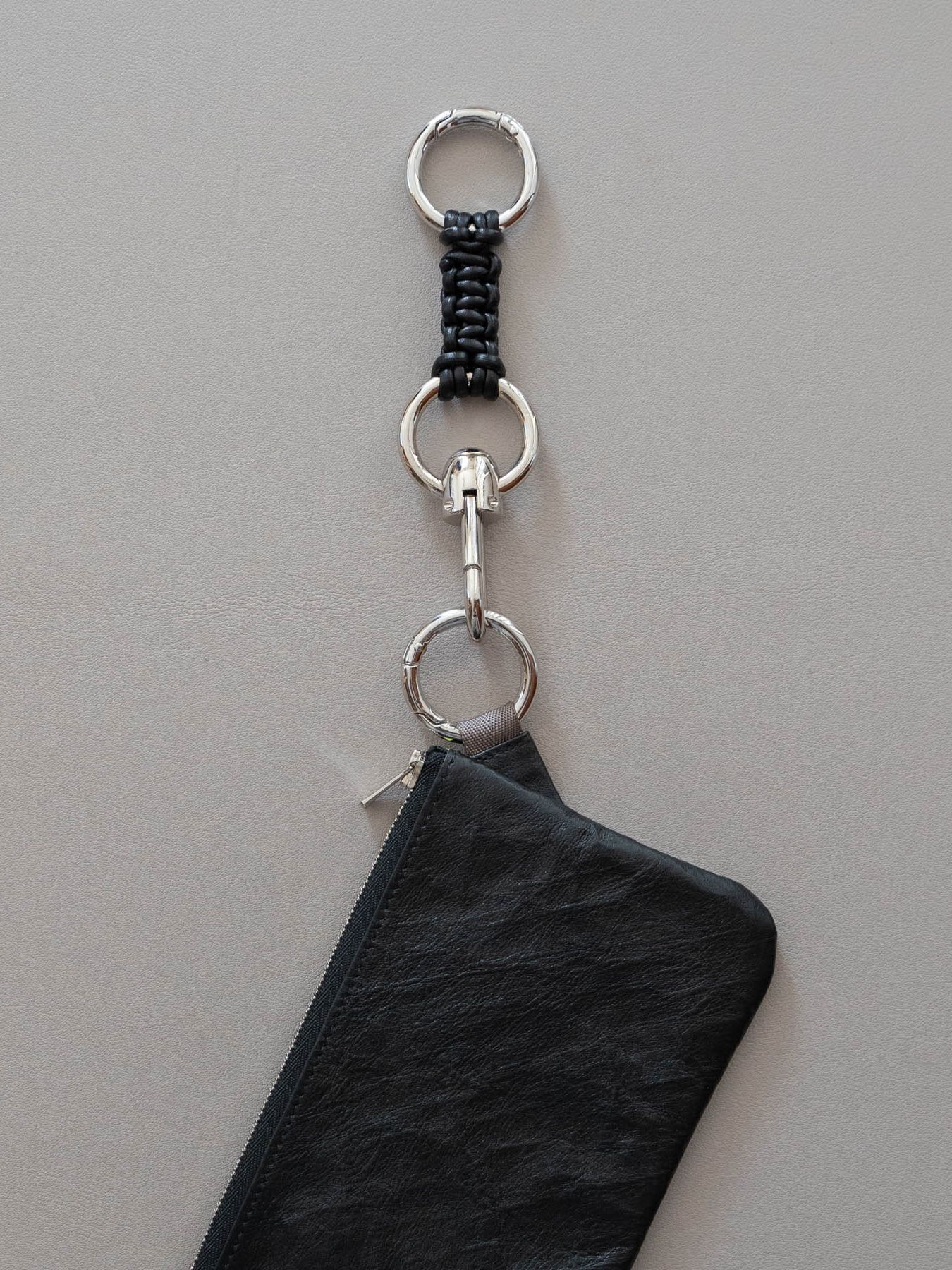 《予約品》 LEATHER BRAID HOOK CARABINER / キーホルダー / ブラック 【Iroquois.SENTI】
