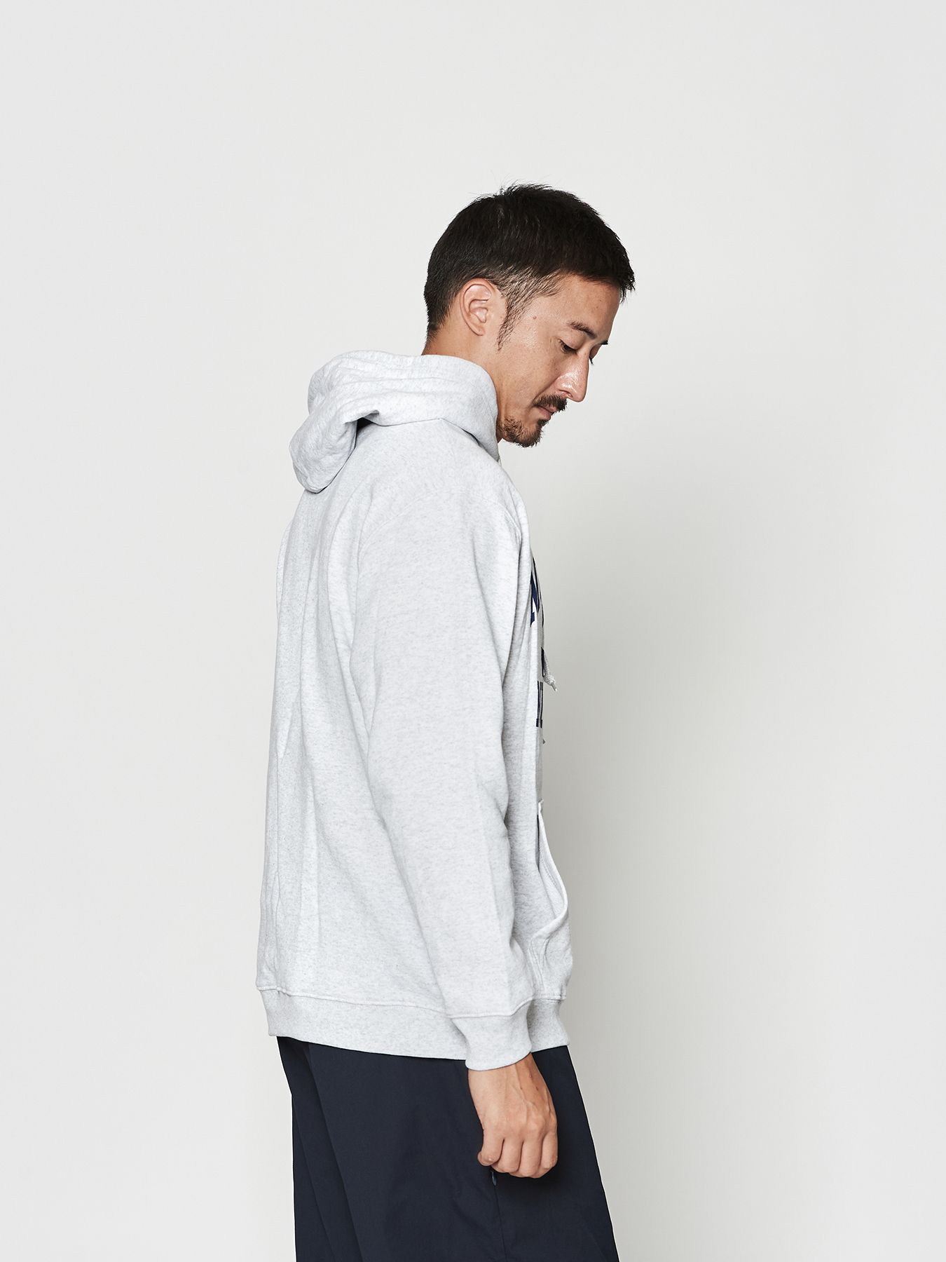 【予約品 10月9日(木) 締切】muta College Logo Hooded Sweatshirt / パーカー / アッシュグレー【Acanthus × muta MARINE】