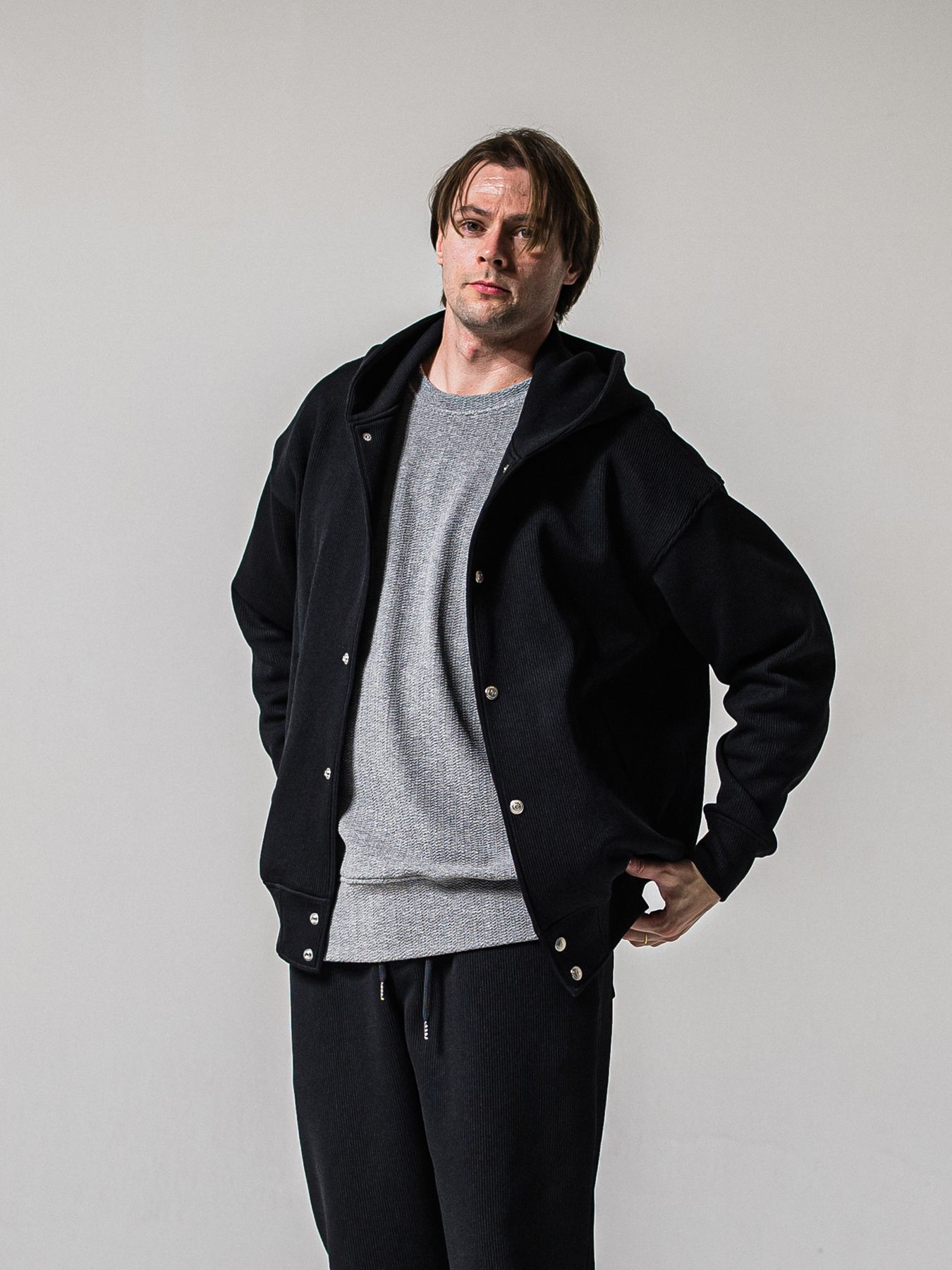 【予約品 11月16日(日) 締切】AZE VARSITY HOODIE / 畔編みニット フード付きスタジャン / ブラック