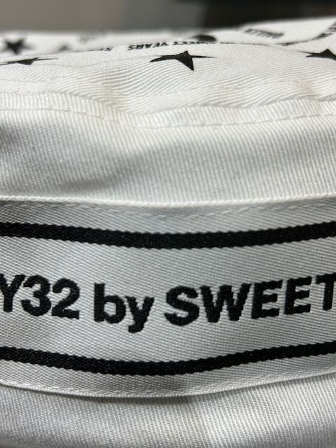 TAPE DESIGN BUCKET HAT ｜ホワイト 【SY32 by SWEET YEARS 】