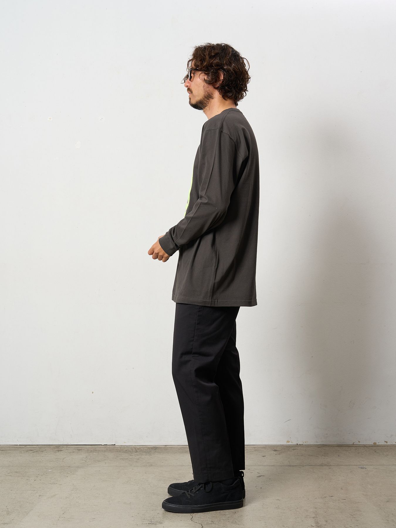 【予約品 5月8日(木) AM10時 締切】 5.6ozコットン天竺 ラベルスマイル発泡プリントLS Tシャツ / ダークグレー