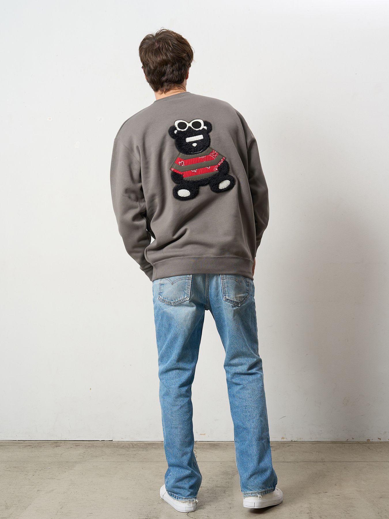 【予約品 5月8日(木) AM10時 締切】 TC裏毛起毛 リリックプリント&カートベアボアパッチワーク スウェットシャツ / チャコールグレー