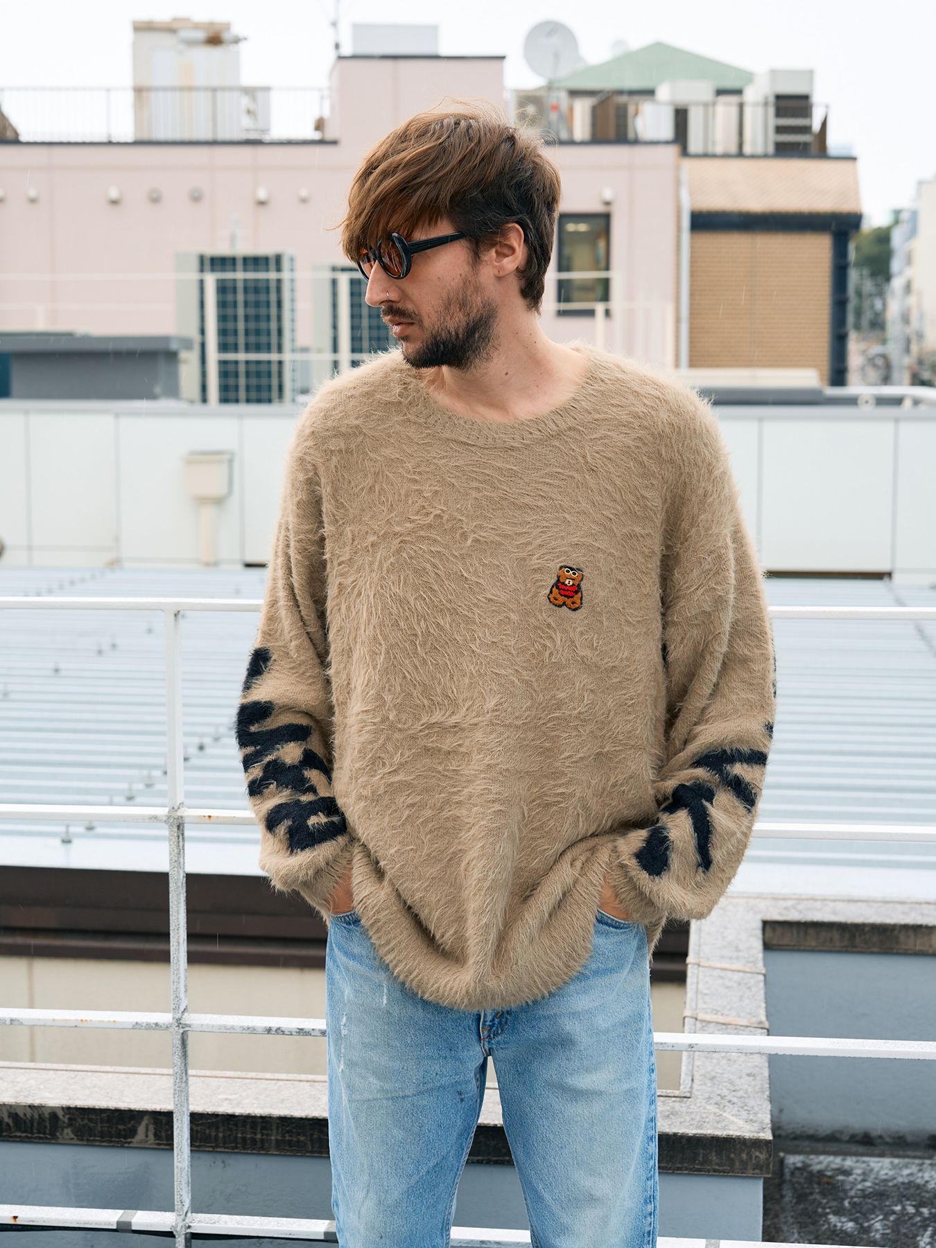 【予約品 5月8日(木) AM10時 締切】 ナイロンフェザーヤーン ビックロゴクロスインターシャシャギープルオーバー / ベージュ