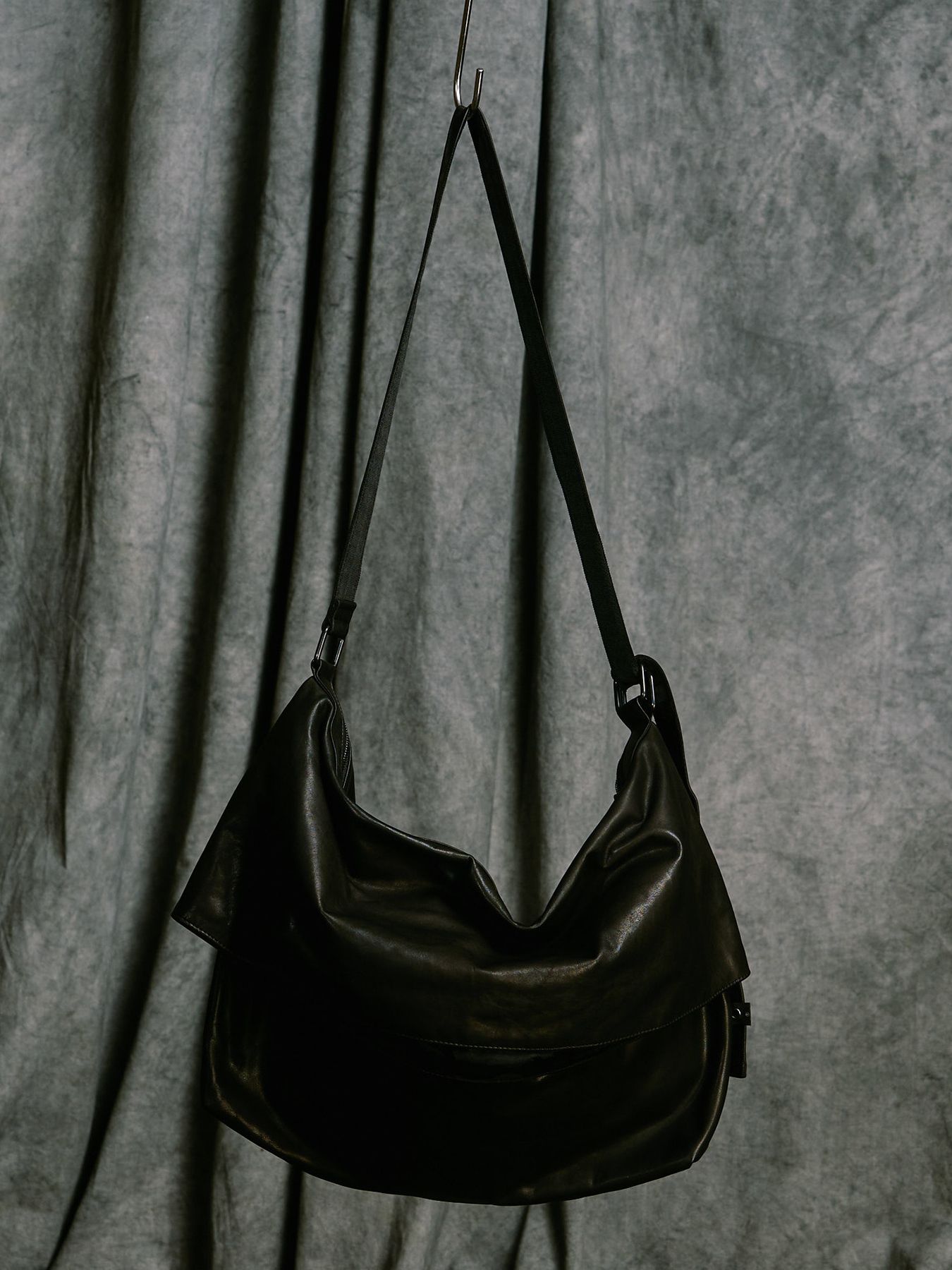 【予約品 4月19日(日) 18時締切】leather shoulder bag / カウレザーショルダーバッグ / ブラック