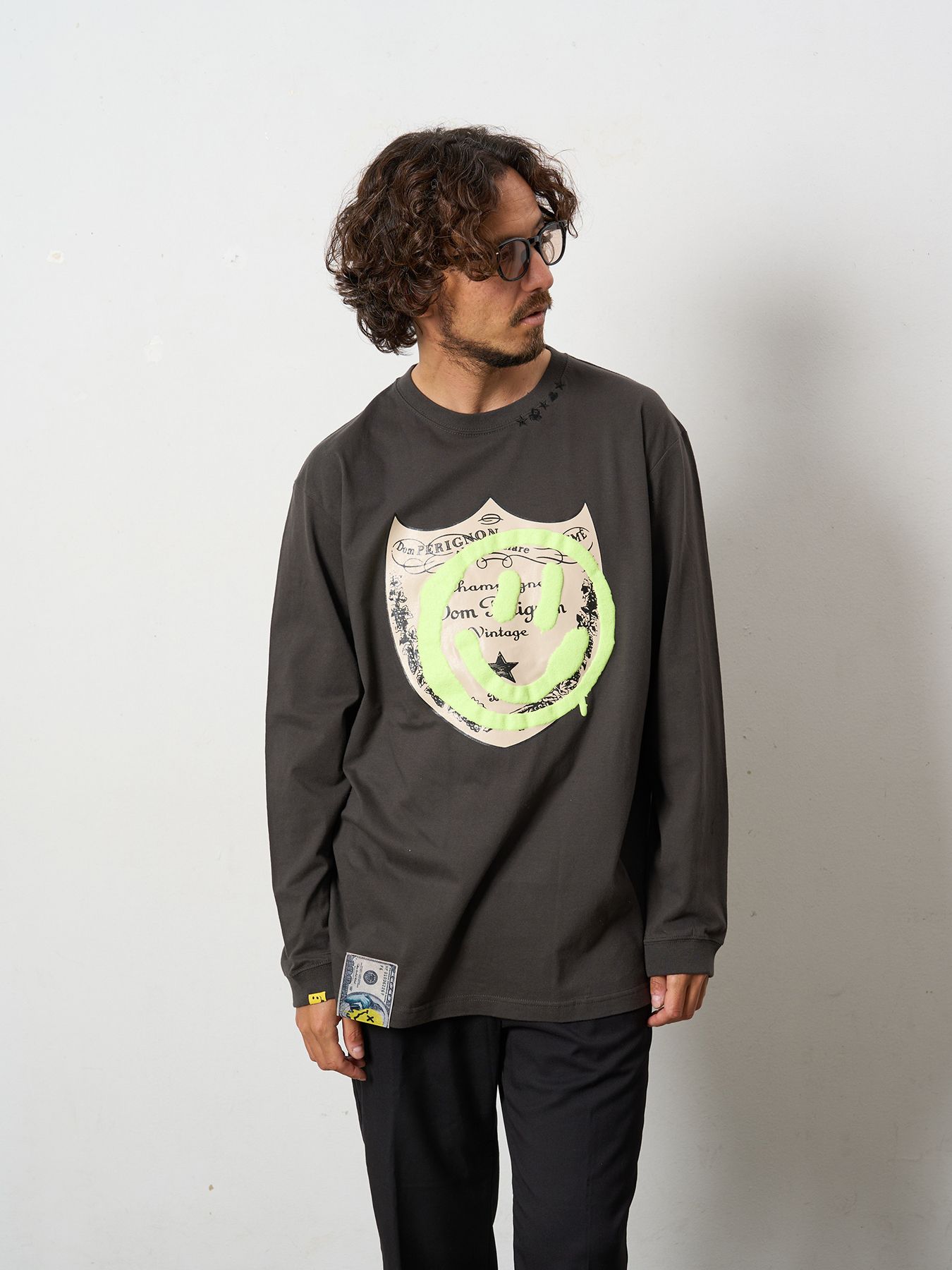 【予約品 5月8日(木) AM10時 締切】 5.6ozコットン天竺 ラベルスマイル発泡プリントLS Tシャツ / ダークグレー