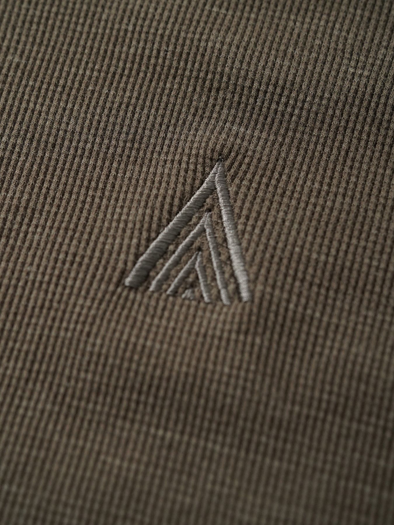 【予約品 5月27日(水) 締切】WOOLTHERMAL-TEE embroidery / アイコン刺繍 ローリングネックTシャツ / オリーブ