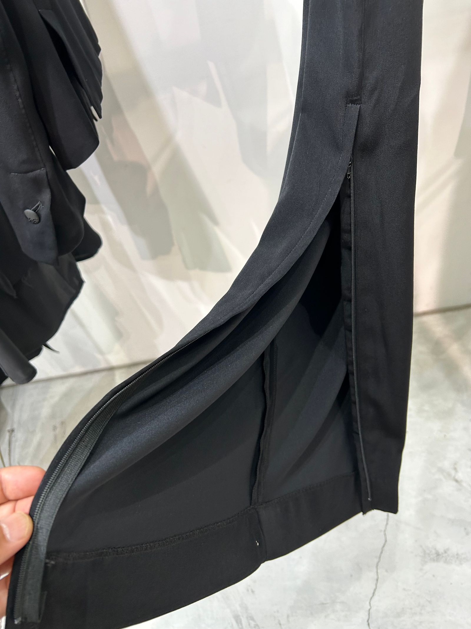 《予約品》 SlitZippWideSlacks / スエードサテン スリットジップ入りワイドスラックス / ブラック