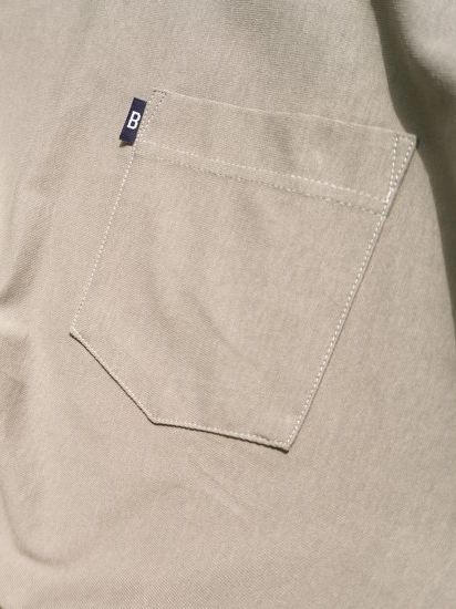 タックボタンプリントTシャツ / グレー