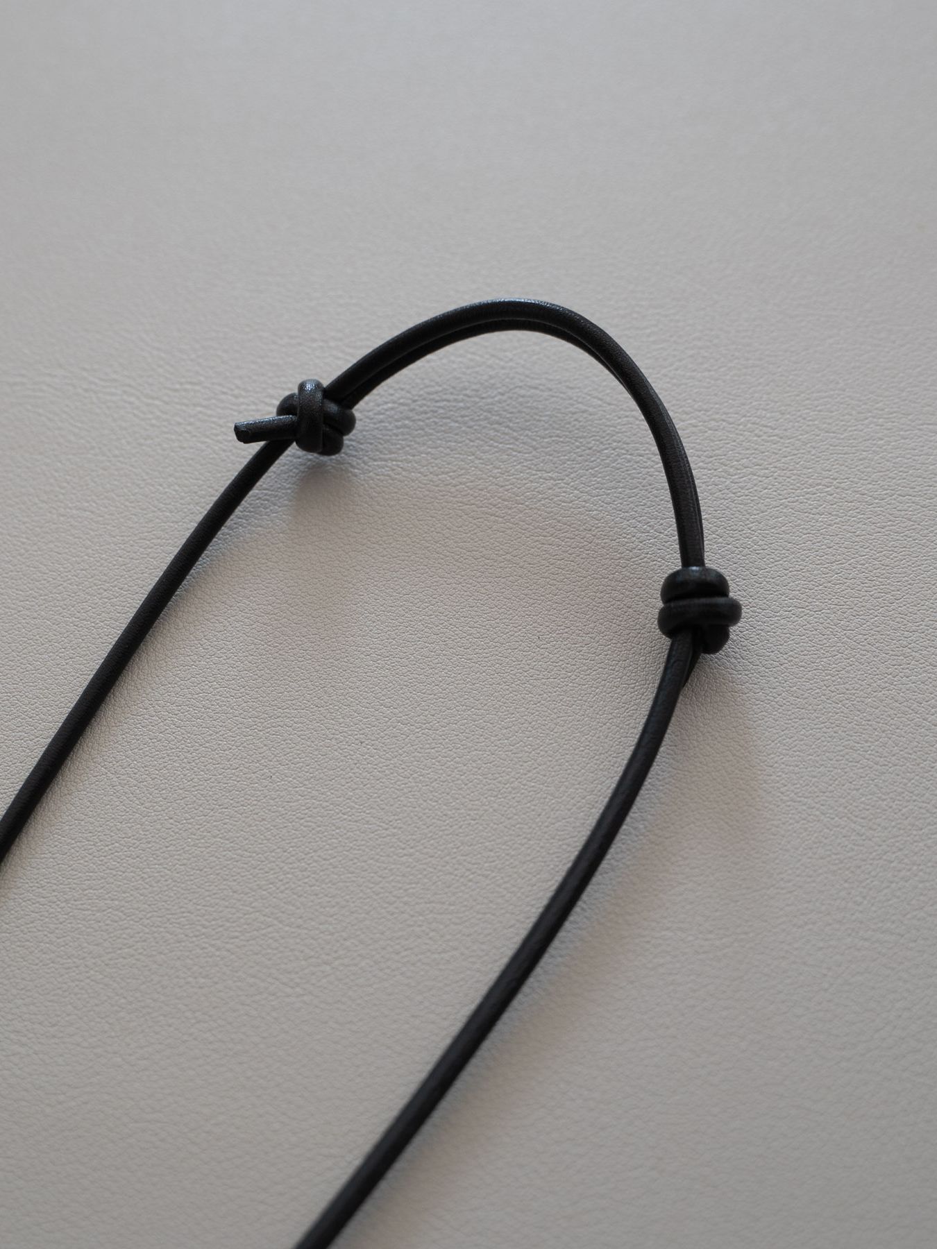 《予約品》 LEATHER BRAID CIRCLE NECKLACE / ネックレス / ブラック 【Iroquois.SENTI】