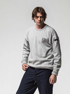【予約品 8月31日(日) 締切】FRIDAY STANDARD LOGO VEROURS FLEECE TRAINER / FRIDAYコラボ スタンダードロゴ ベロアフリース トレーナー / グレー
