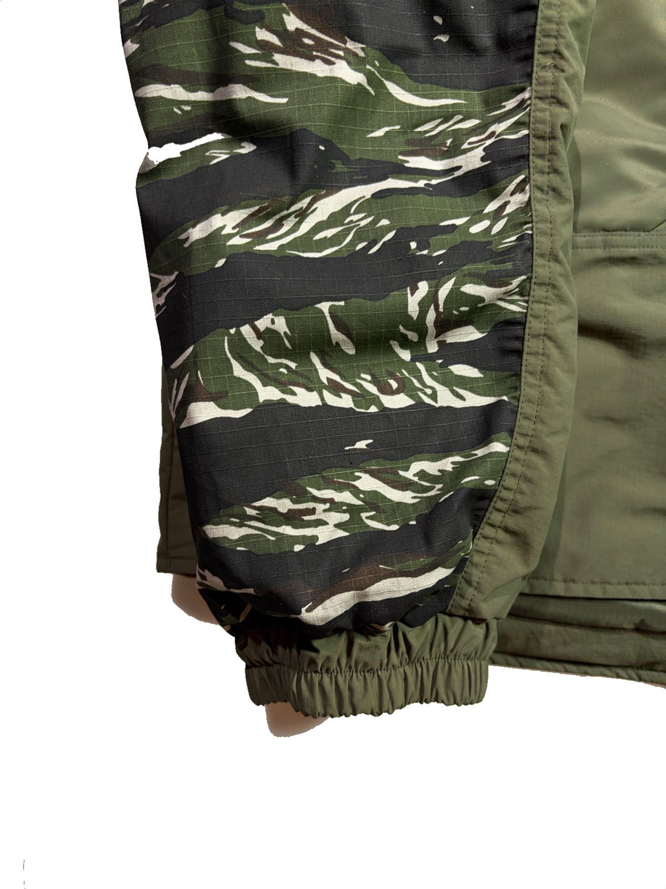 【予約品 3月9日(月) 18:00 締切】WILD THINGS コラボ - ×WILD THINGS EMB / ショートモンスターパーカー / 背中刺繍あり / カーキ