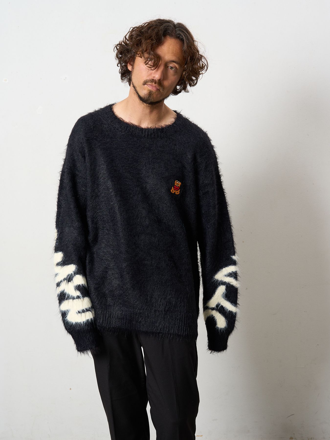 【予約品 5月8日(木) AM10時 締切】 ナイロンフェザーヤーン ビックロゴクロスインターシャシャギープルオーバー / ブラック