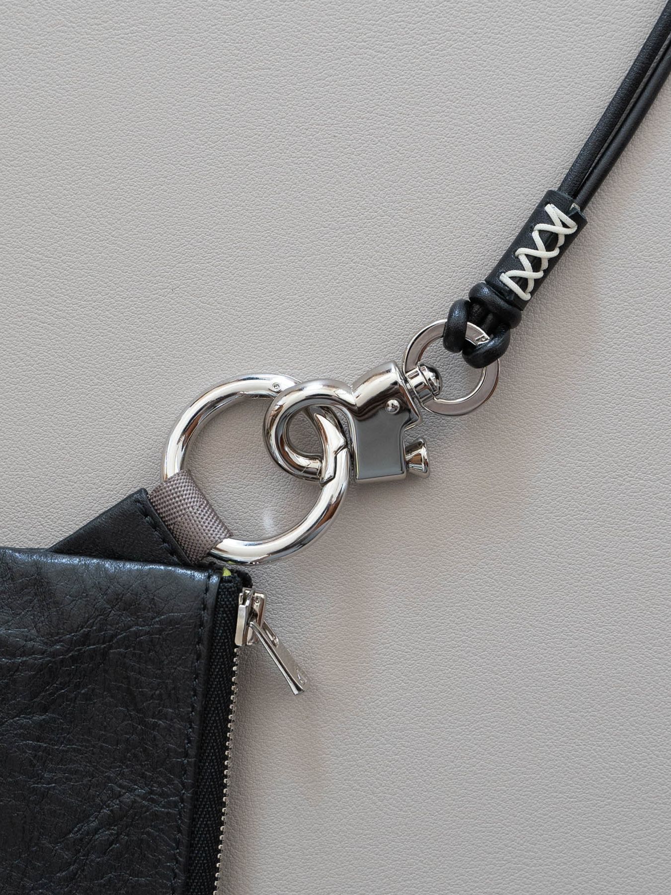 《予約品》 PULL UP LEATHER STRAP / ネックストラップ / ブラック 【Iroquois.SENTI】
