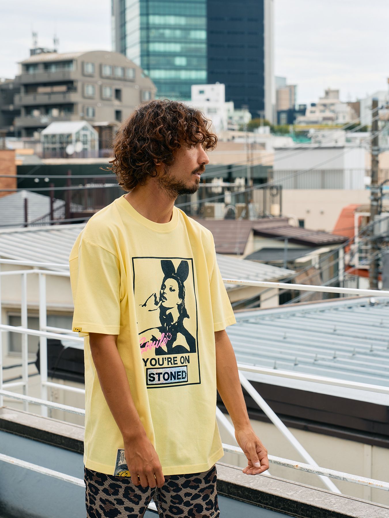 【予約品 10月16日(木) 締切】5.6ozコットン天竺 YOU'RE ON STONEDシークイン SSシャツ / イエロー