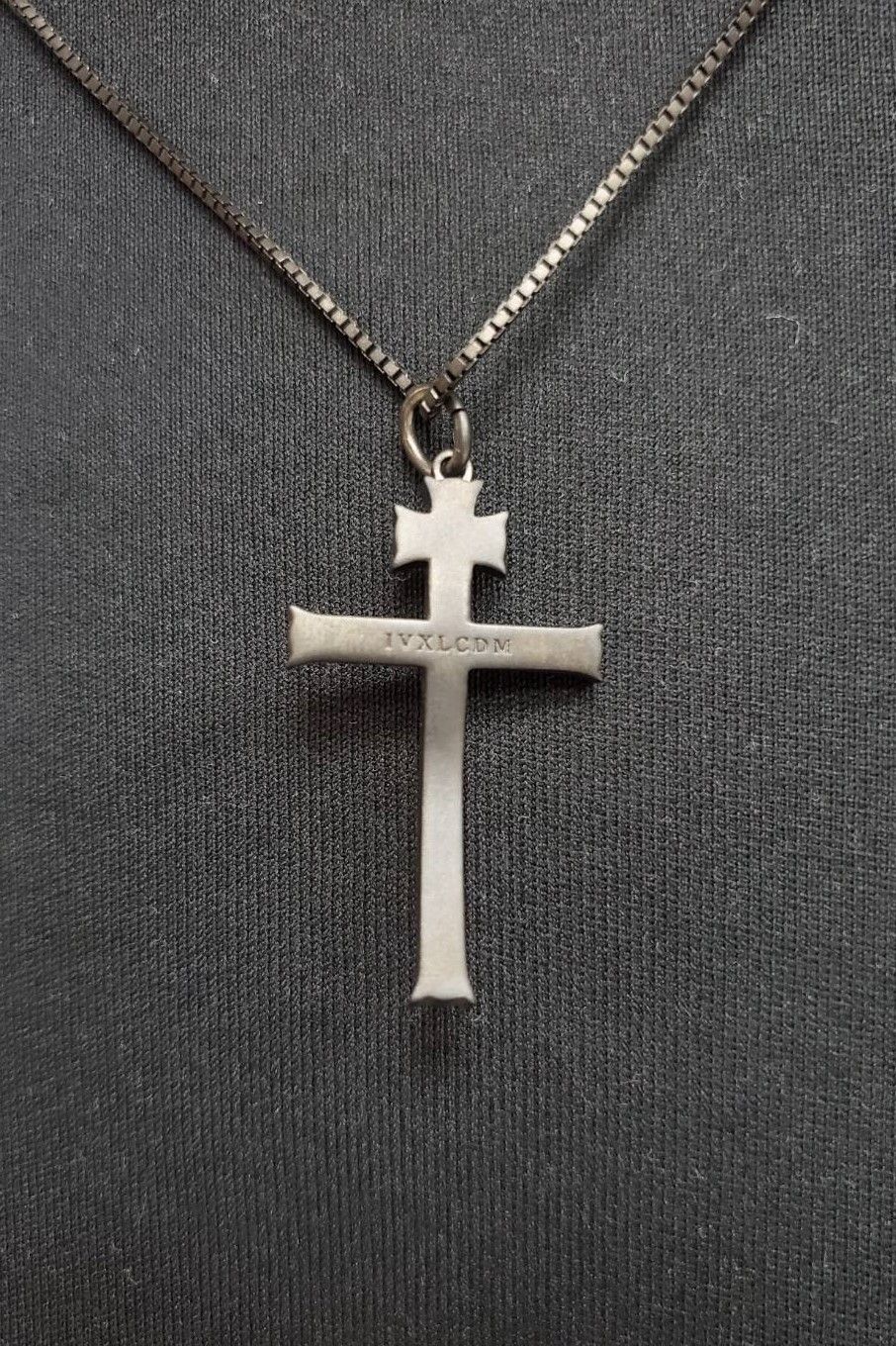 IIV CROSS PENDANT / SV.MATTE BK.SAPPHIRE