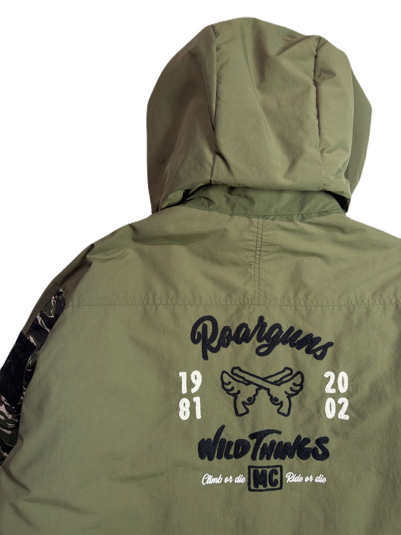 【予約品 3月9日(月) 18:00 締切】WILD THINGS コラボ - ×WILD THINGS EMB / ショートモンスターパーカー / 背中刺繍あり / カーキ