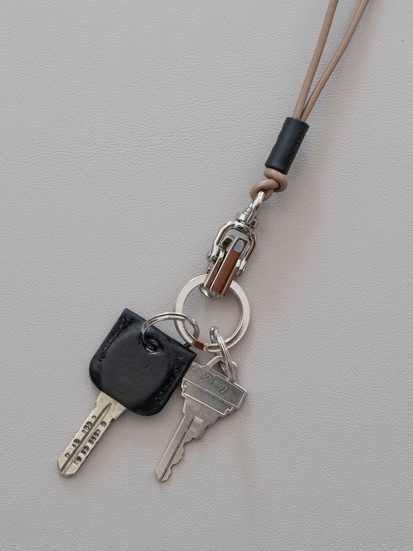 《予約品》 CLIP LEATHER STRAP / クリップ式ネックストラップ / キャメル 【Iroquois.SENTI】