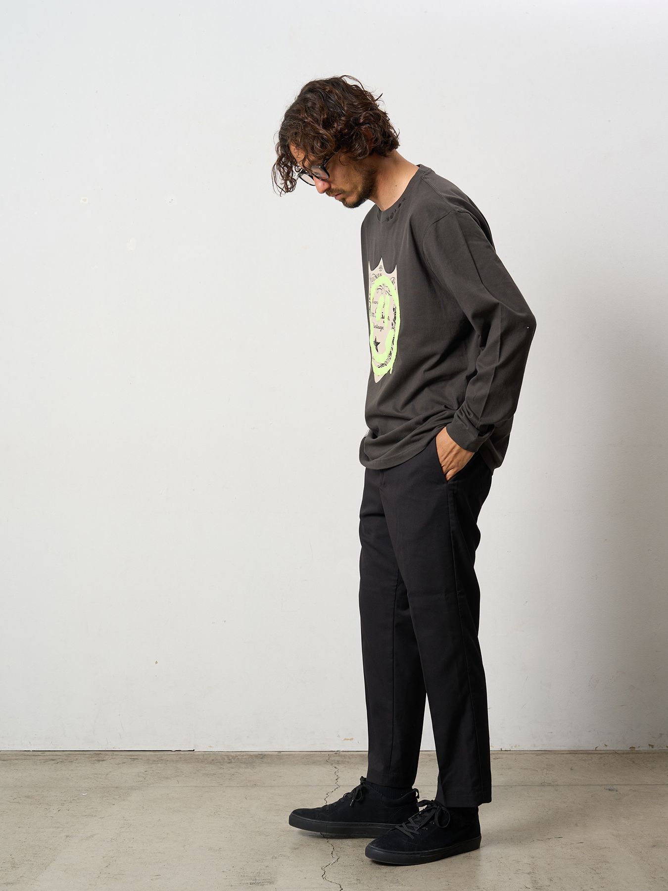 【予約品 5月8日(木) AM10時 締切】 5.6ozコットン天竺 ラベルスマイル発泡プリントLS Tシャツ / ダークグレー