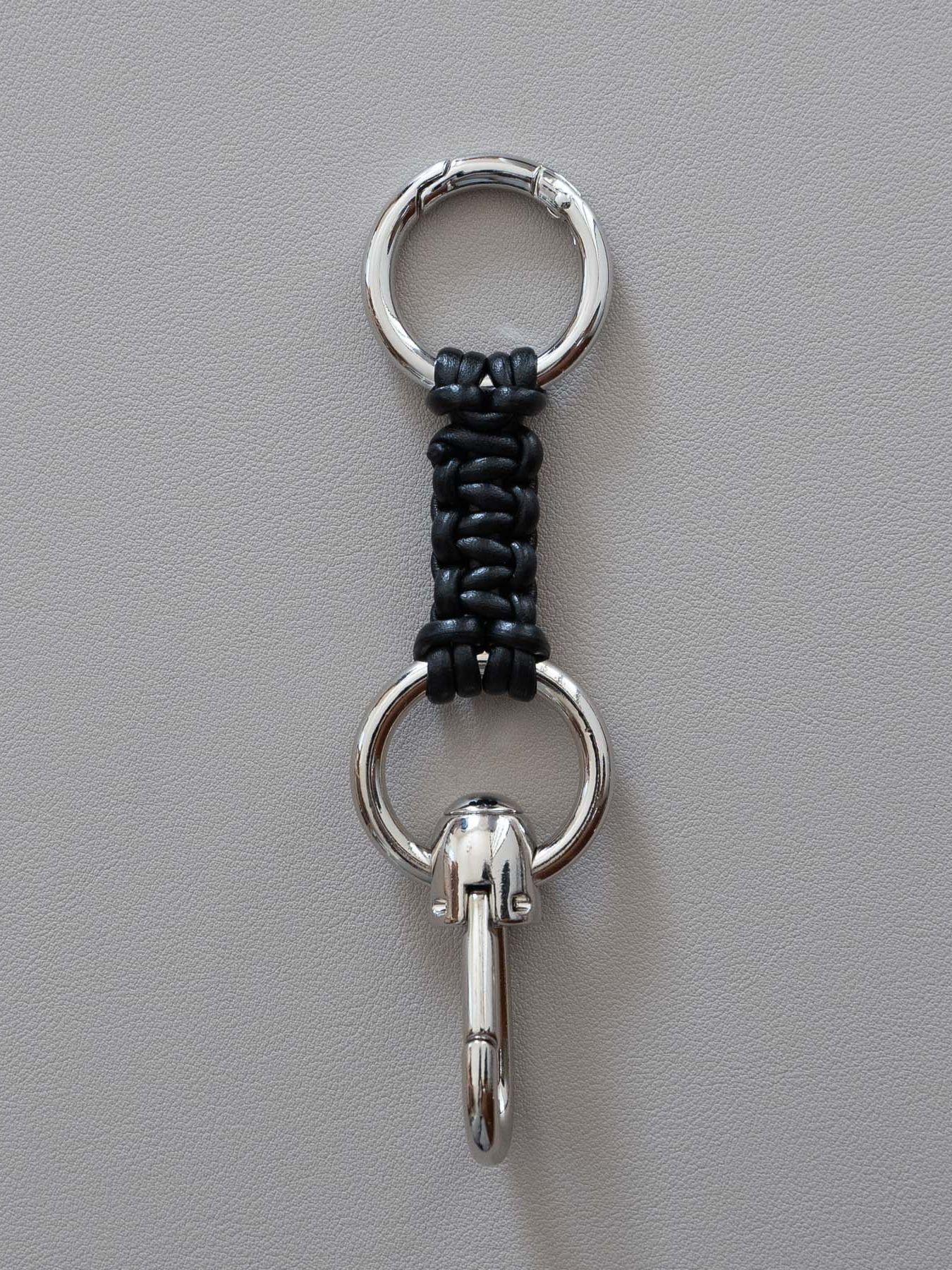 《予約品》 LEATHER BRAID HOOK CARABINER / キーホルダー / ブラック 【Iroquois.SENTI】