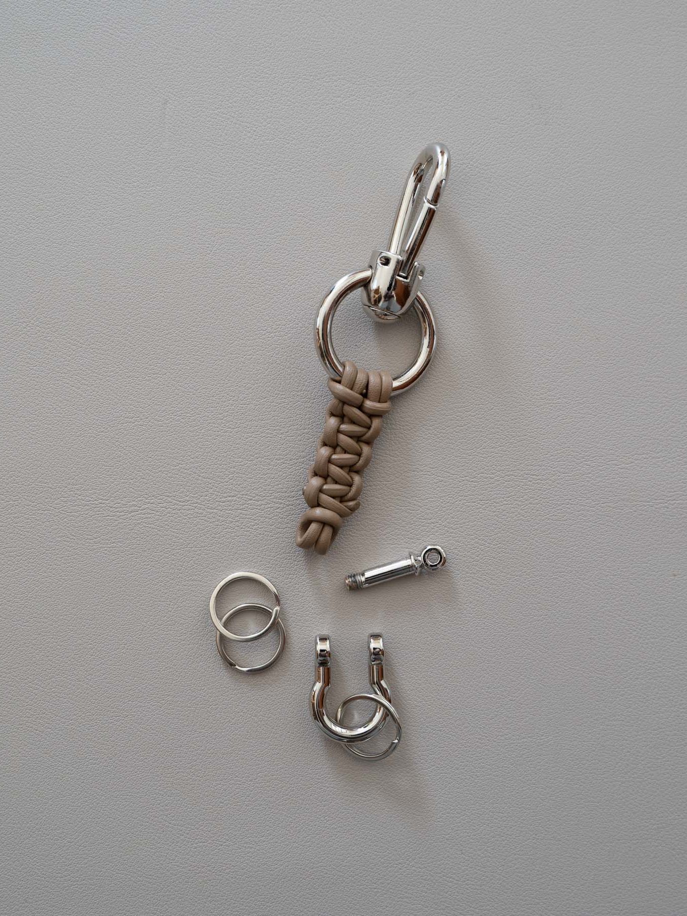 《予約品》 LEATHER BRAID KEY HOLDER / キーホルダー / キャメル 【Iroquois.SENTI】