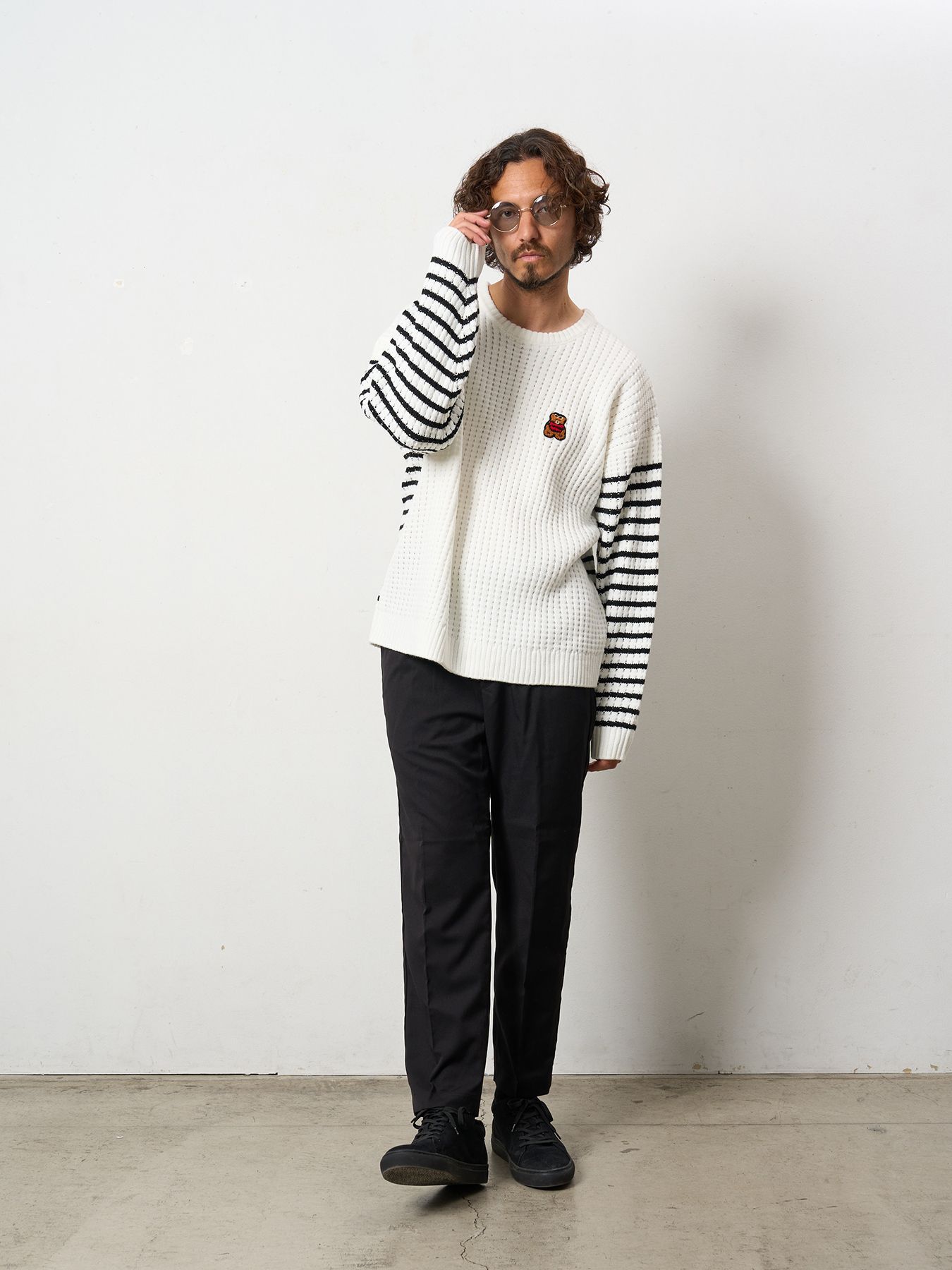 【予約品 5月8日(木) AM10時 締切】 アクリルバルキービックワッフルボーダーカートベアワッペン ワイドシルエットプルオーバー / ホワイト