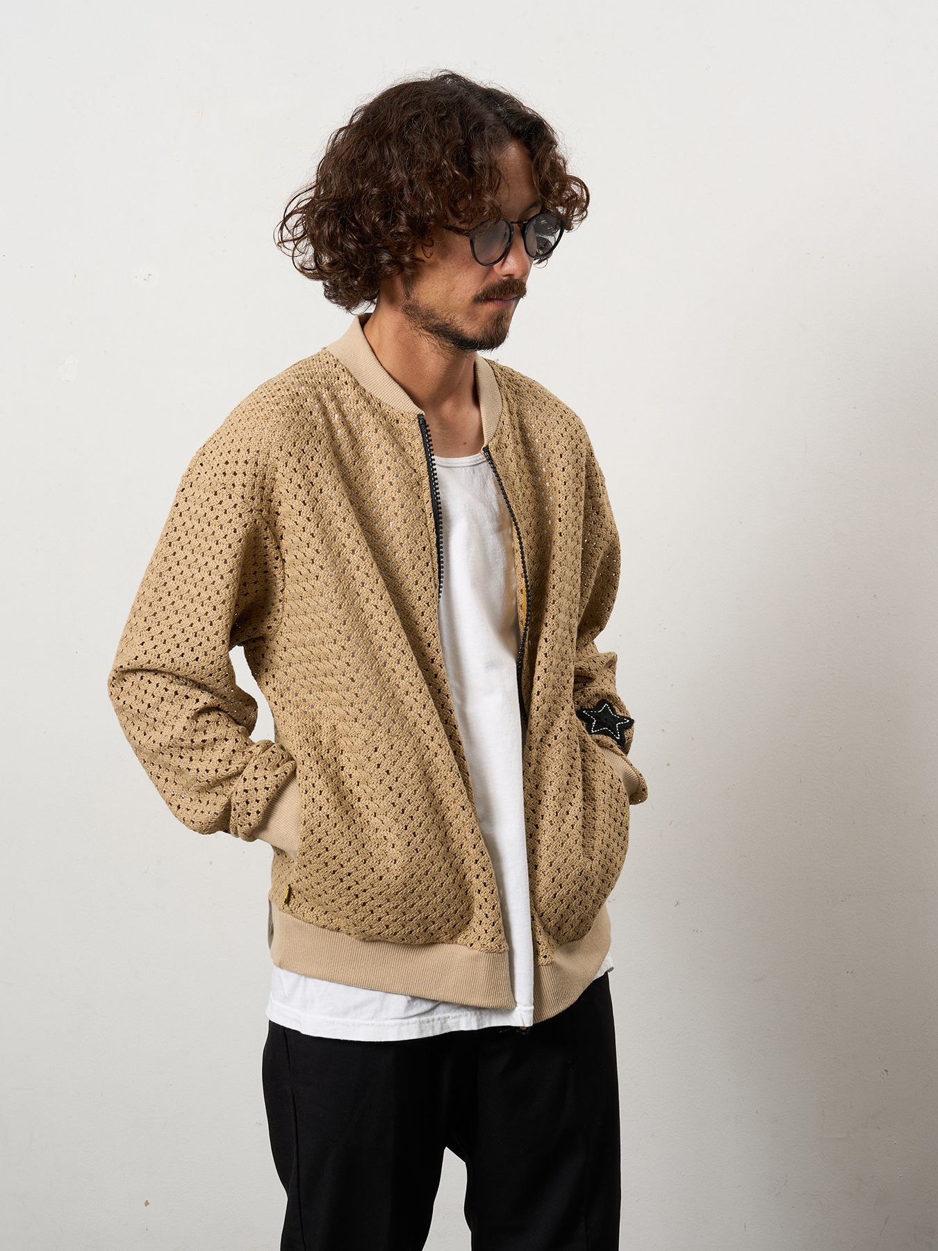 【予約品 10月16日(木) 締切】コットンラッセルメッシュ ハンドニット ワッペン ビッグジップブルゾン / ベージュ