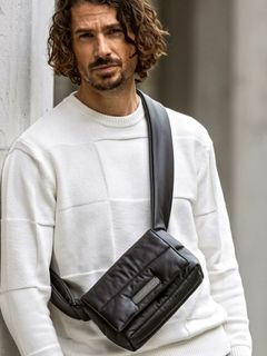 シルバーロゴプレートパデッドミニショルダーバッグ / ブラック