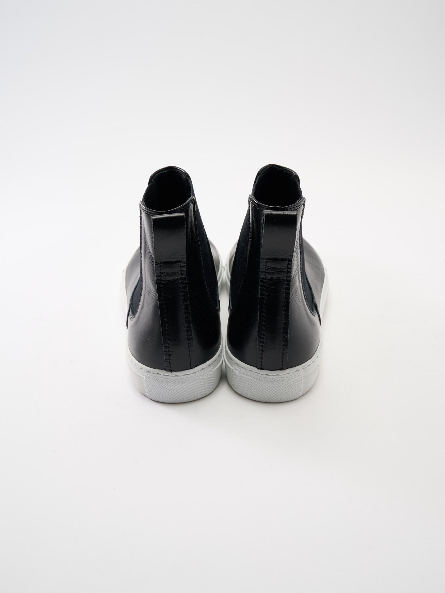 【予約品】 cow leather / ハイカットスニーカー / ブラック