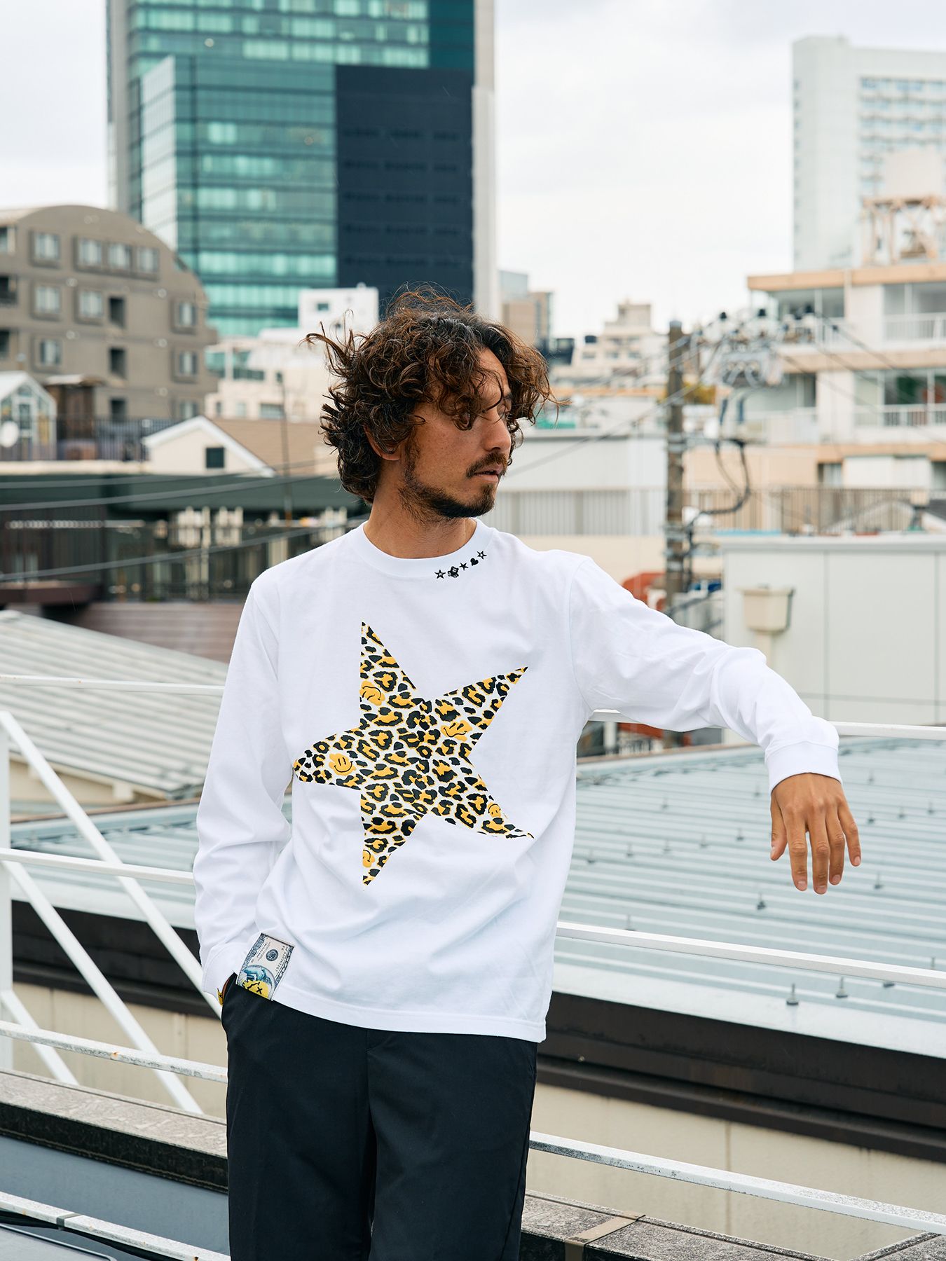 【予約品 5月8日(木) AM10時 締切】 5.6ozコットン天竺 レオパードスタースマイル発泡プリント LS Tシャツ / ホワイト