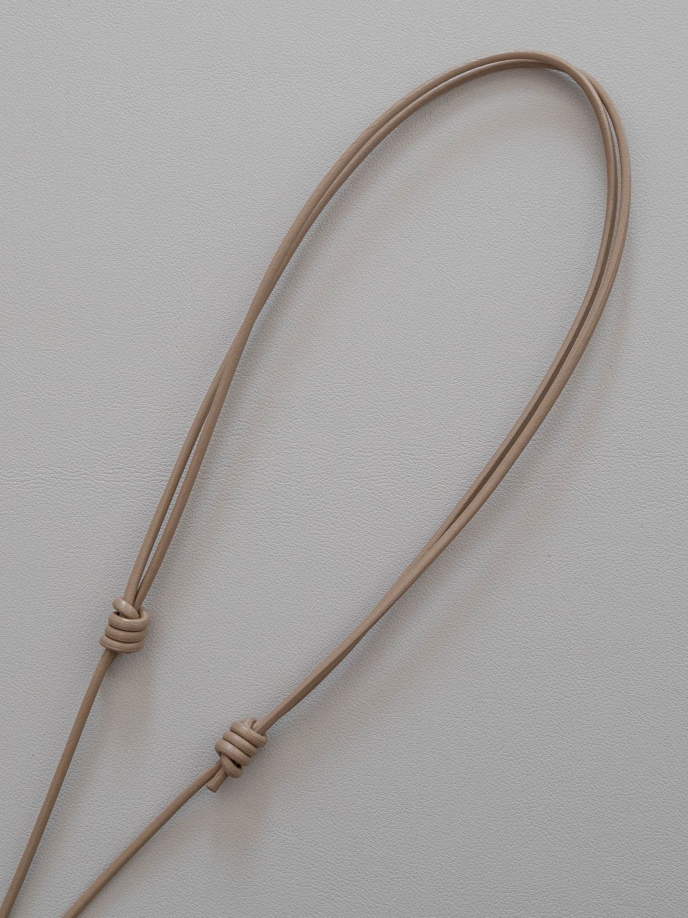 《予約品》 HOOK CARABINER LEATHER STRAP / フック式ネックストラップ / キャメル 【Iroquois.SENTI】
