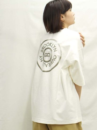 タックボタンプリントTシャツ / ホワイト