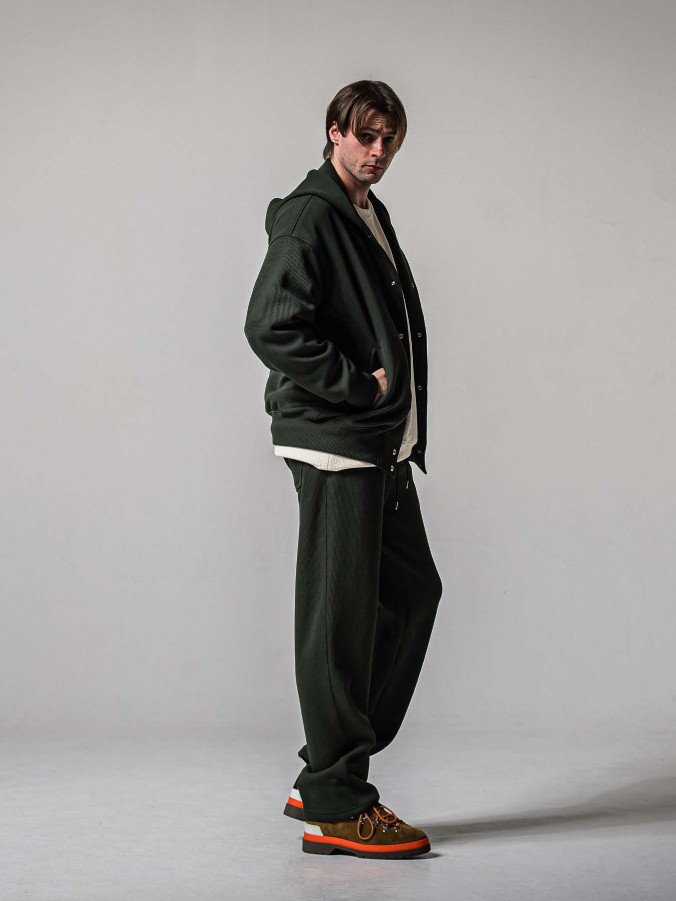 【予約品 11月16日(日) 締切】AZE  WIDE TUCK PANTS / 畔編みニット セミワイドシルエット ワンタック イージーパンツ / カーキ