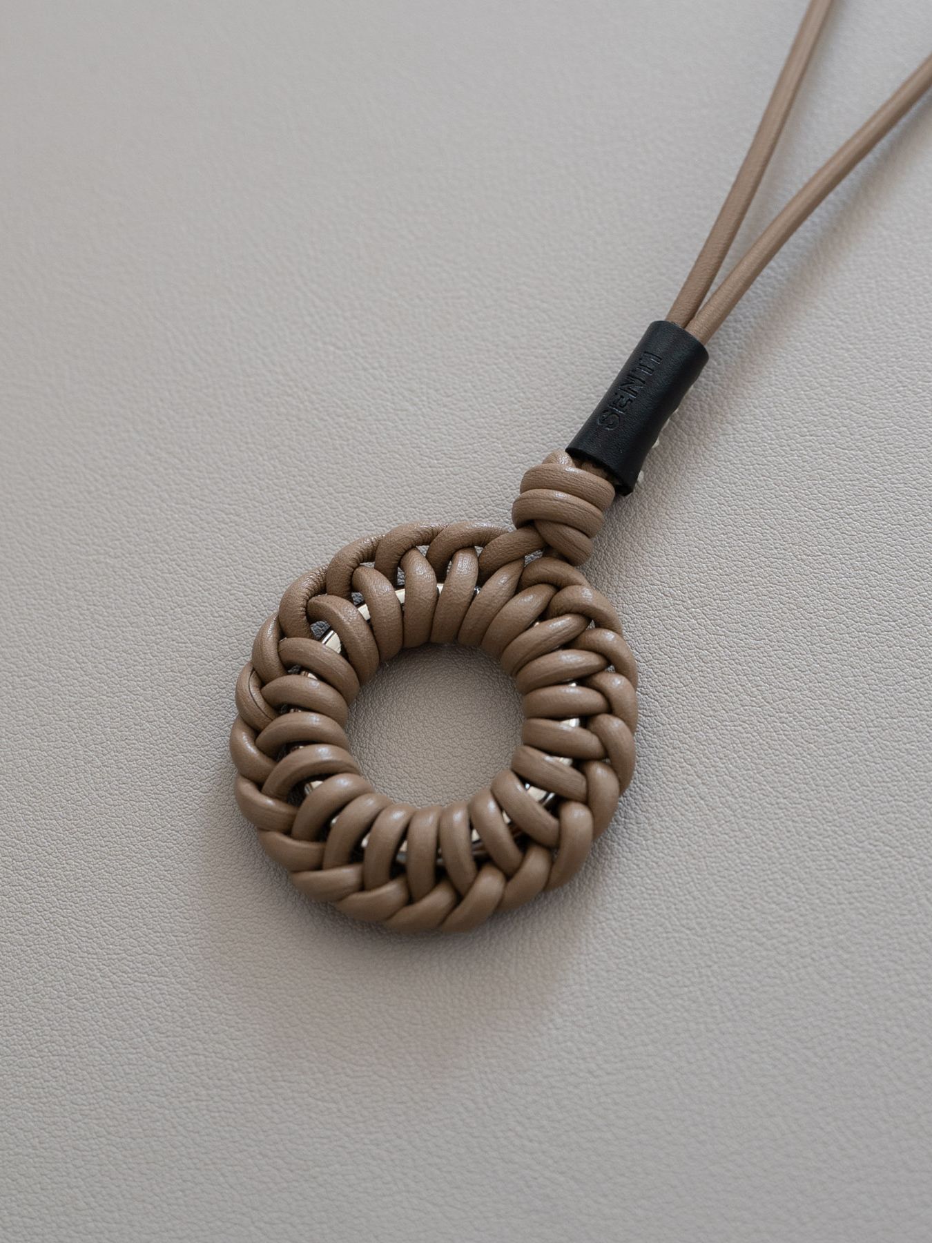 《予約品》 LEATHER BRAID CIRCLE NECKLACE / ネックレス / キャメル 【Iroquois.SENTI】