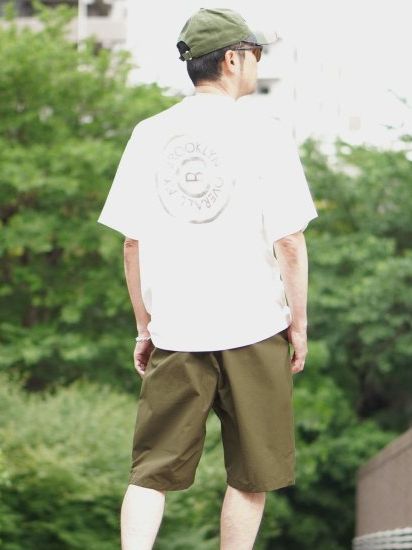 タックボタンプリントTシャツ / ホワイト